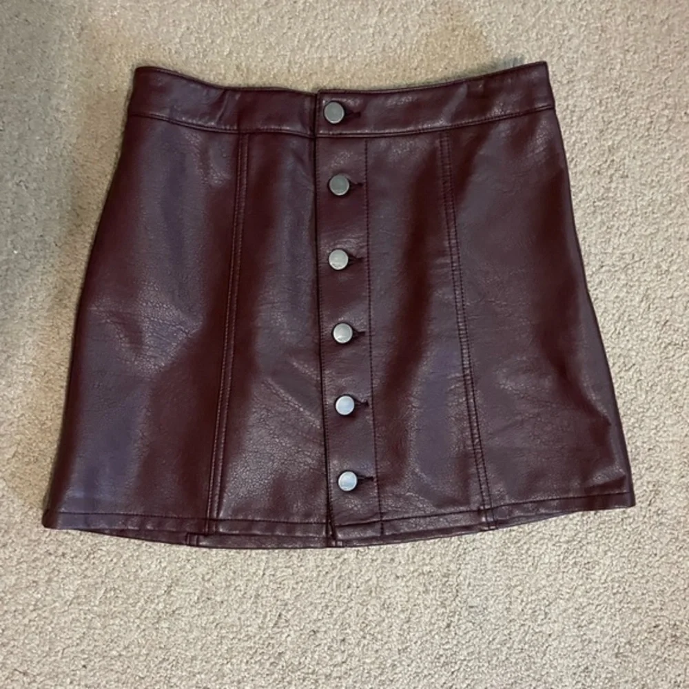 Express‎ Maroon vegan Leather button down Mini Skirt size 2